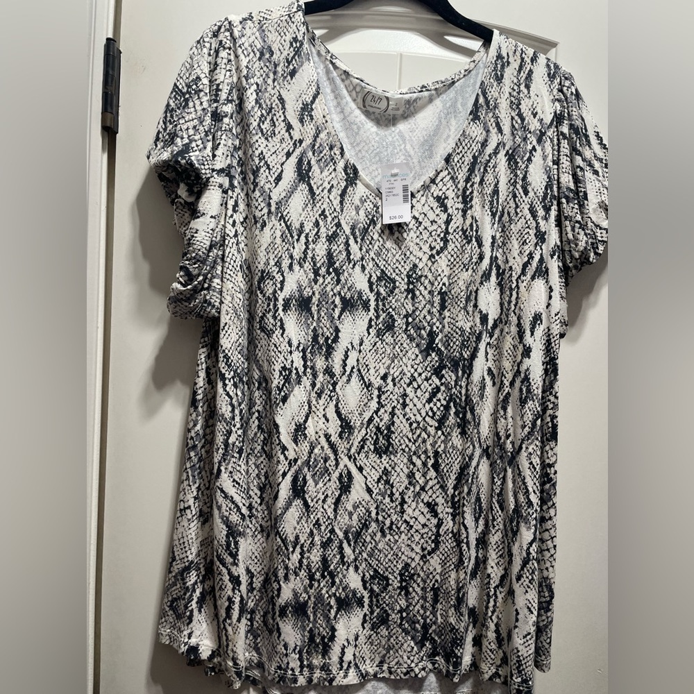 NWT-Maurices snake skin print shirt